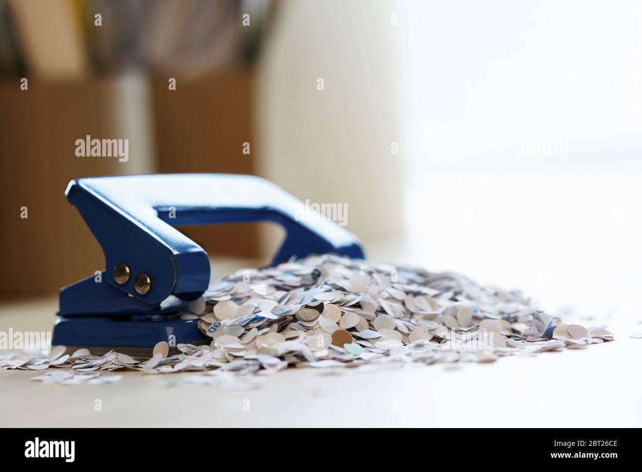 Papierbits nach Lochung Stockfoto