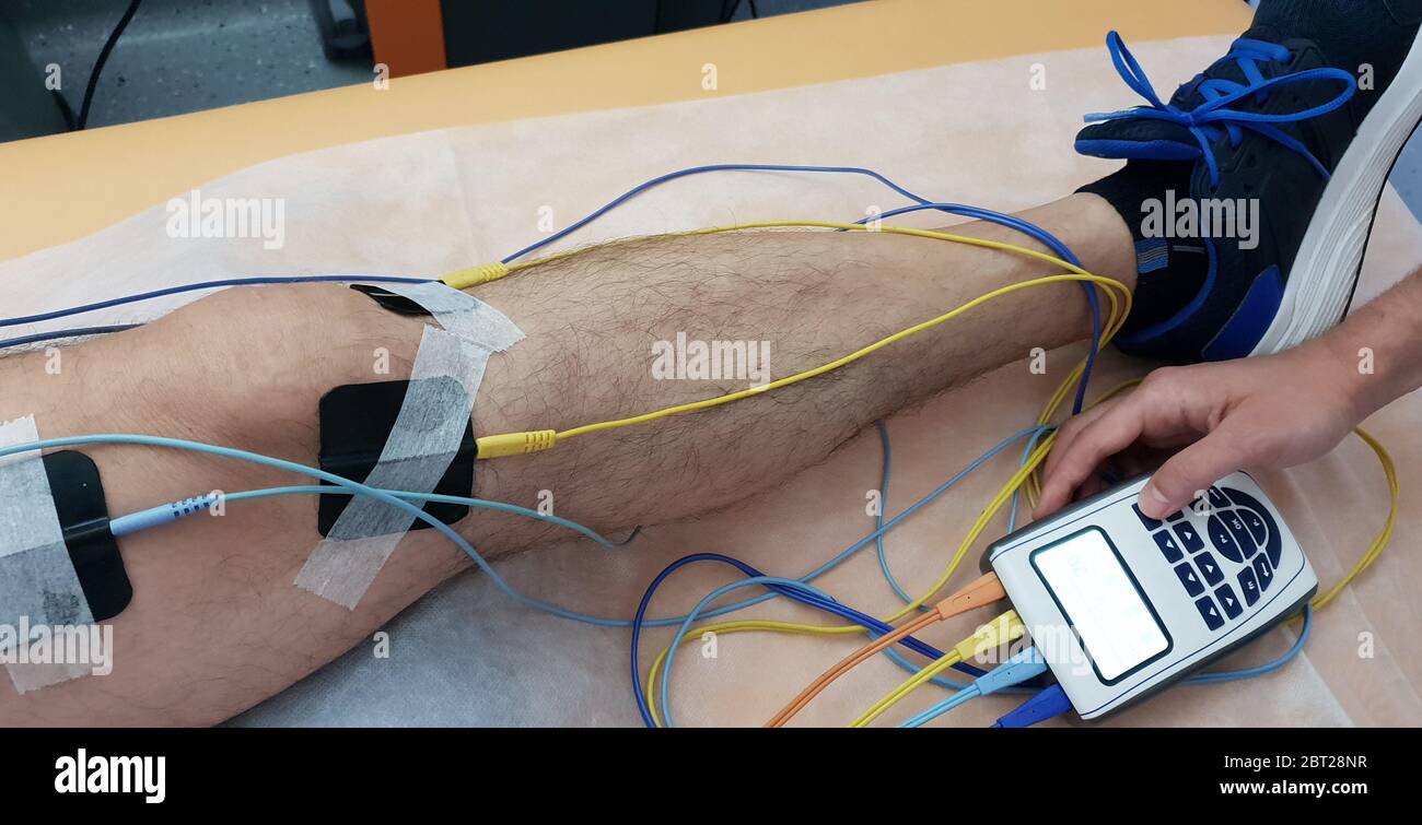 Elektrostimulation des Quadrizeps als Physiotherapie Stockfoto