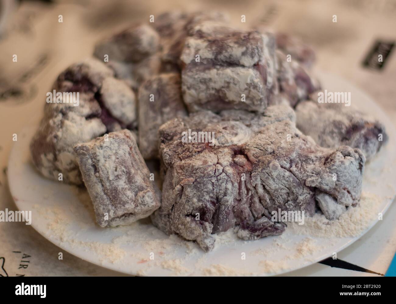 Zubereitung eines traditionellen mediterranen Ochsenschwanz-Rezepts: Kochen des Ochsenschwanzes Stockfoto