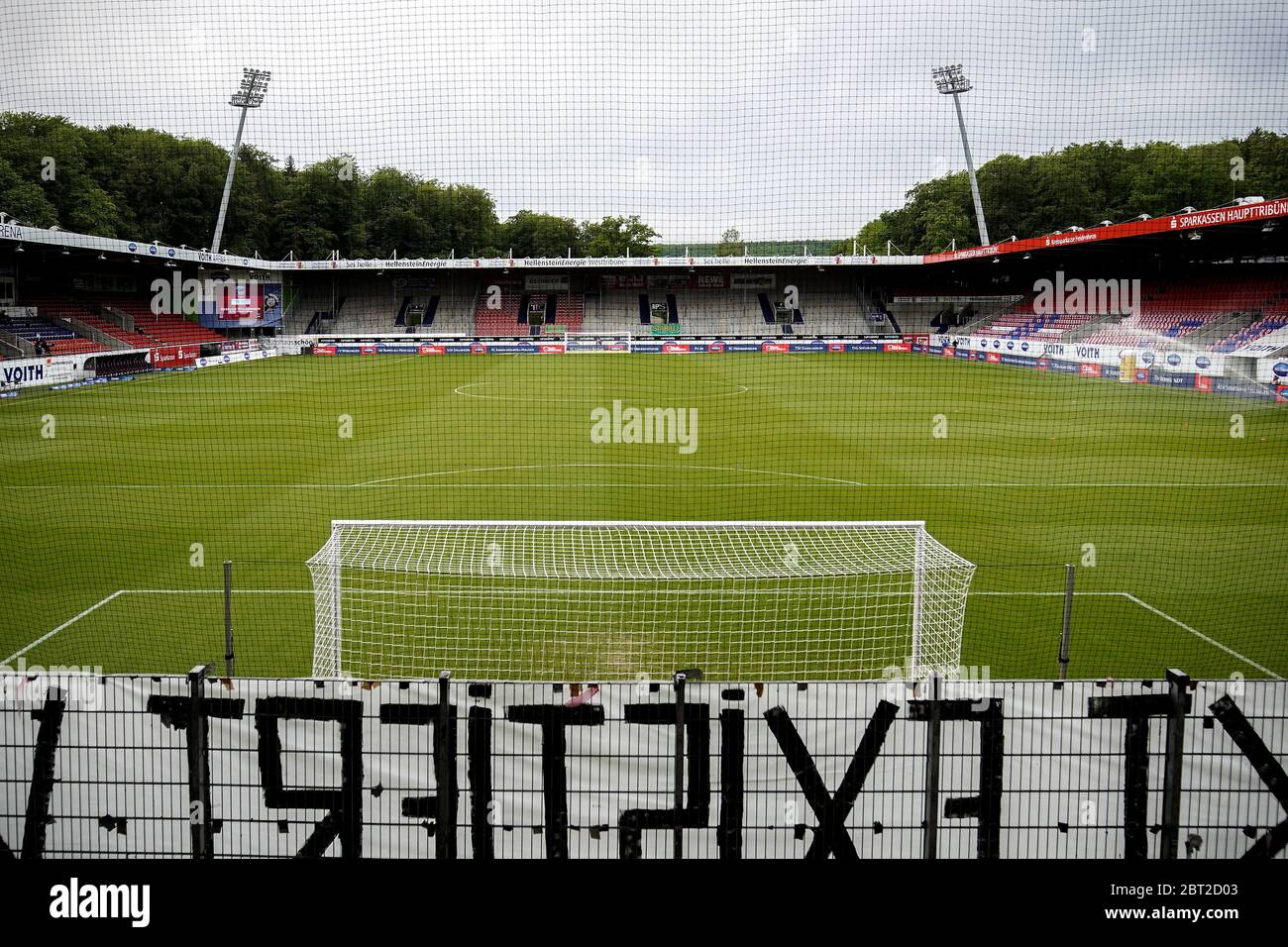 Heidenheim, Deutschland. Mai 2020. Fußball: 2. Bundesliga, 1. FC Heidenheim - SV Wehen Wiesbaden, 27. Spieltag in der Voith Arena. Blick ins Stadion vor dem Spiel. Kredit: Ronald Wittek/epa/Pool/dpa - nur für den Einsatz in Übereinstimmung mit vertraglichen Vereinbarung/dpa/Alamy Live News Stockfoto