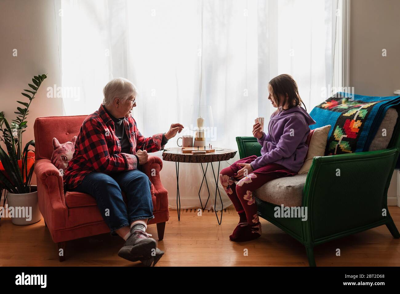 Großmutter und Enkelin spielen ein Kartenspiel Stockfoto