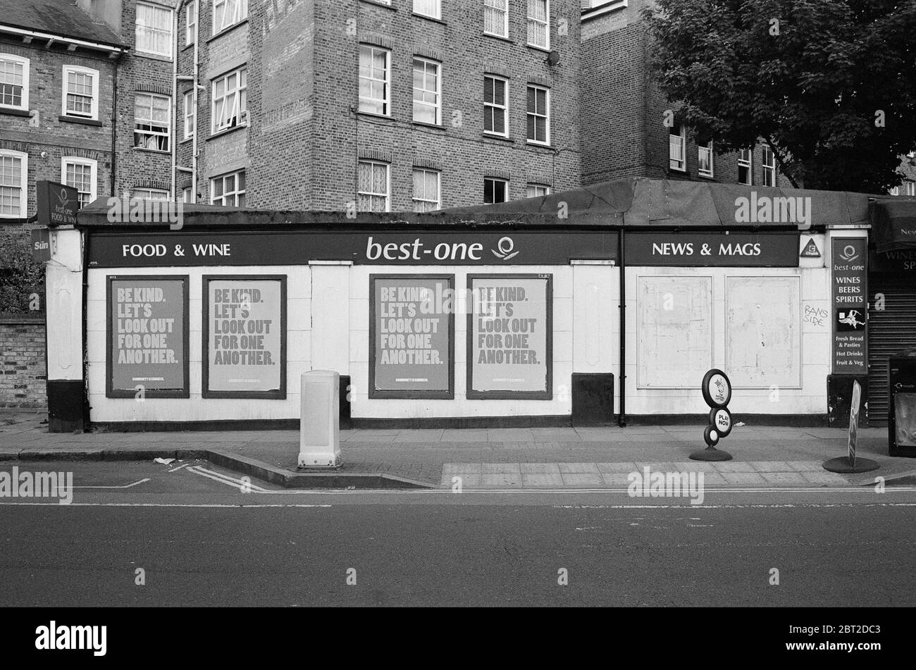 Plakate, die während der Sperrung des Coronavirus eine positive Botschaft an der Vorderseite eines geschlossenen Geschäfts in der Caledonian Road, North London UK, tragen Stockfoto