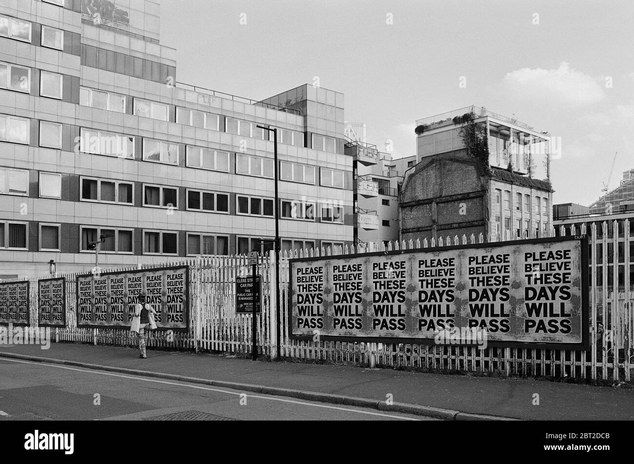 Plakate, die während der Sperrung des Coronavirus eine Nachricht auf einem Zaun in Shoreditch, East London UK, tragen Stockfoto