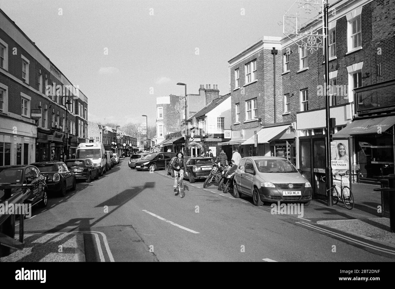 Broadway Market, London Fields, Hackney, London, Großbritannien, im Januar, mit Fußgängern Stockfoto