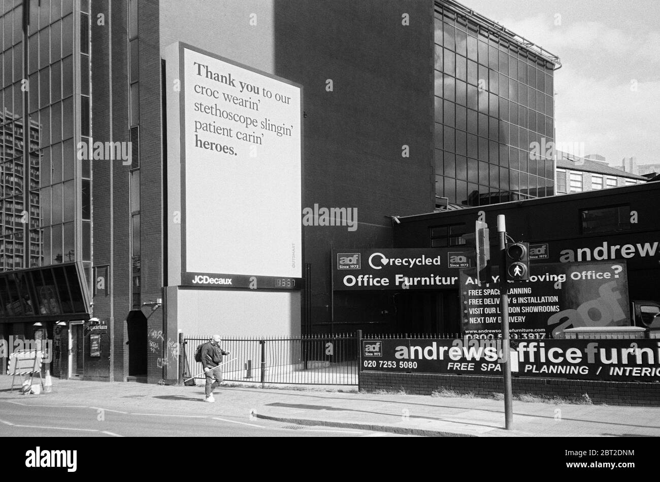 Old Street in Shoreditch, East London UK, mit einem Werbehorten, der eine Nachricht des Dankes an die wichtigsten Arbeiter während der Coronavirus-Pandemie zeigt Stockfoto