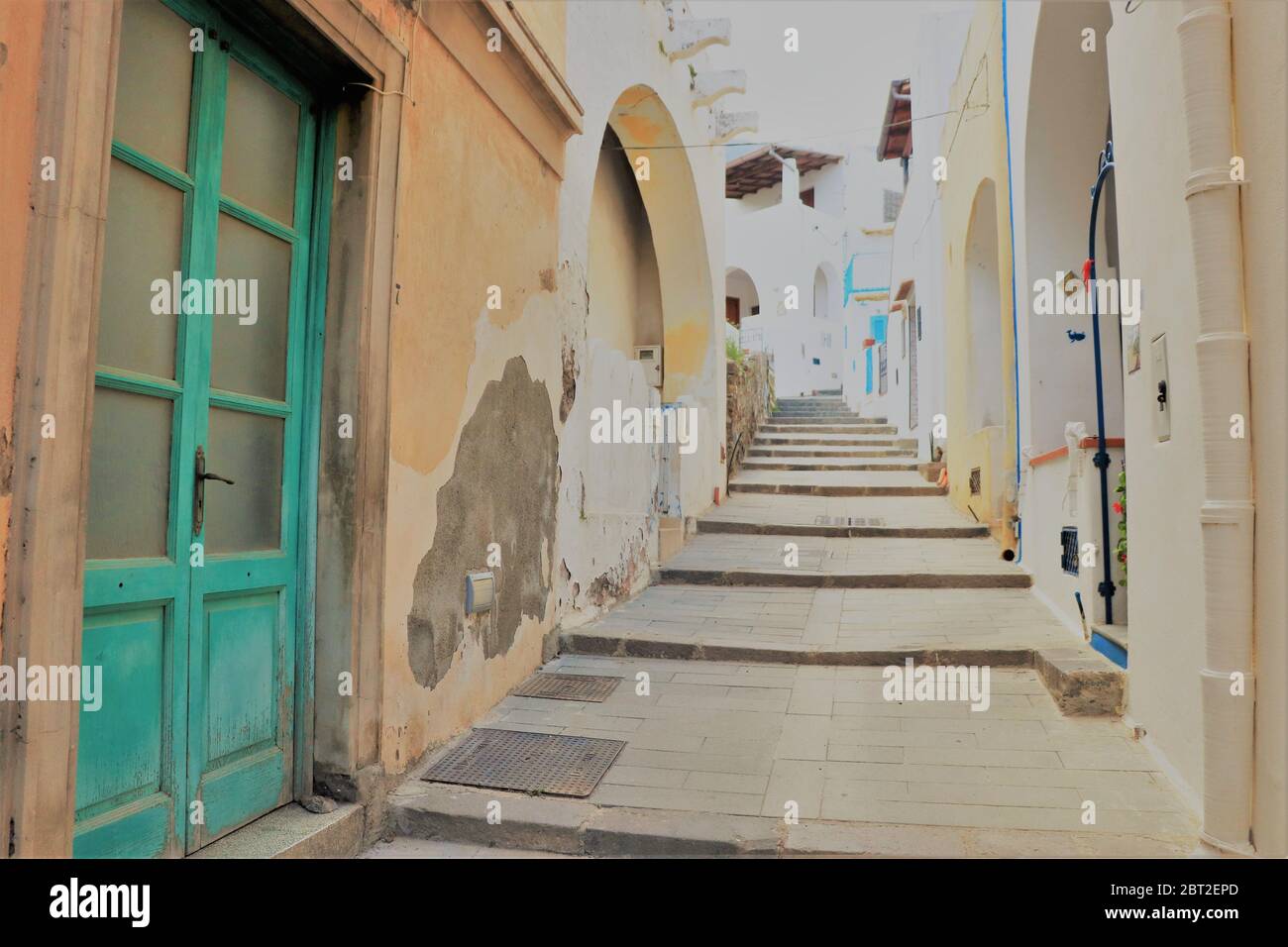 Straßenansicht von Santa Marina di Salina Altstadt auf den Äolischen Inseln, Sizilien. Italien Stockfoto