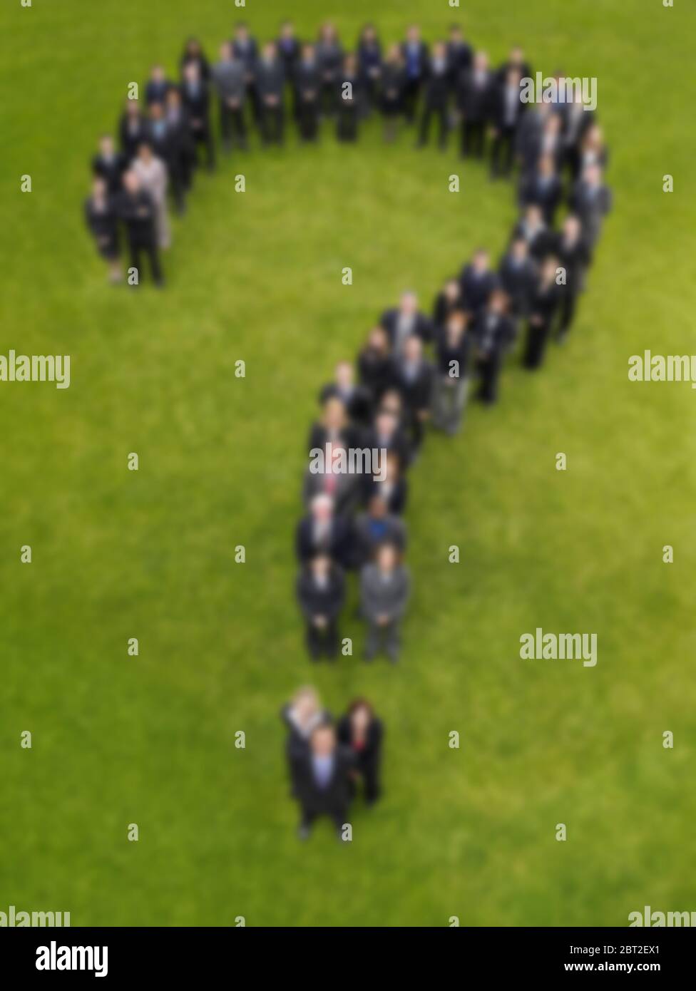 Verschwommene Gruppe von Geschäftsleuten in Frage Mark Form Stockfoto
