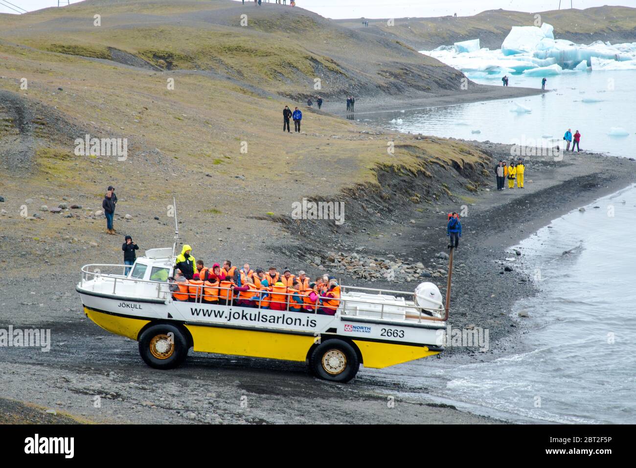 Touristen Bootfahren in der Jokulsarlon Lagune vom Vatnajokull Gletscher Stockfoto