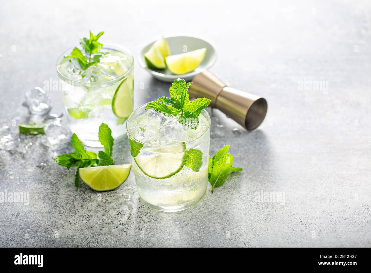 Erfrischender Mojito-Cocktail im Sommer Stockfoto