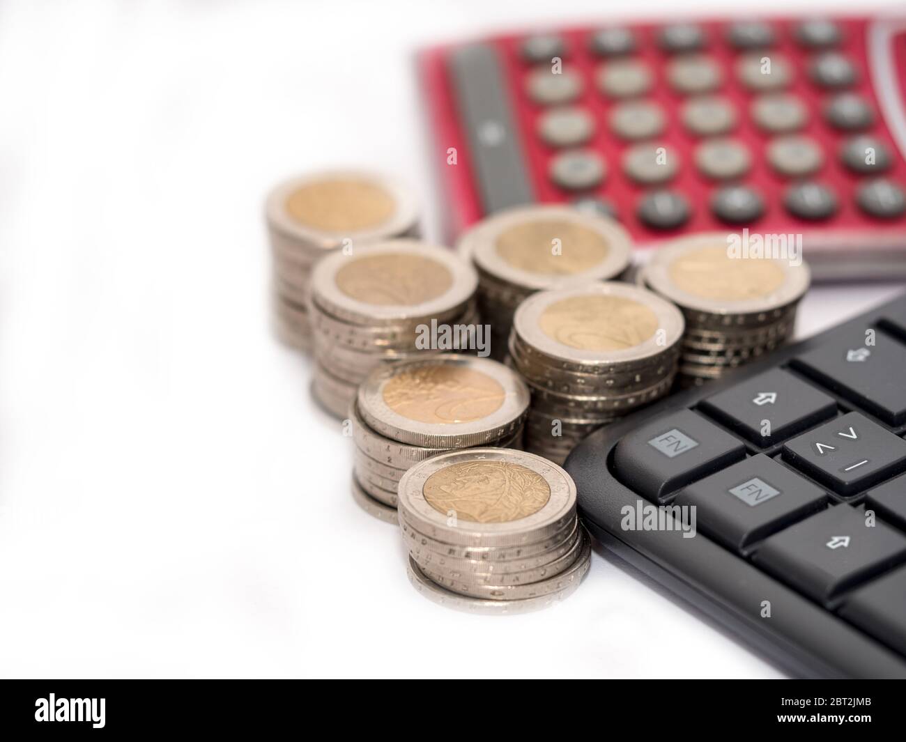 Abrechnung am Computer, Zählen der Geldmünzen mit Hilfe eines Rechners Stockfoto