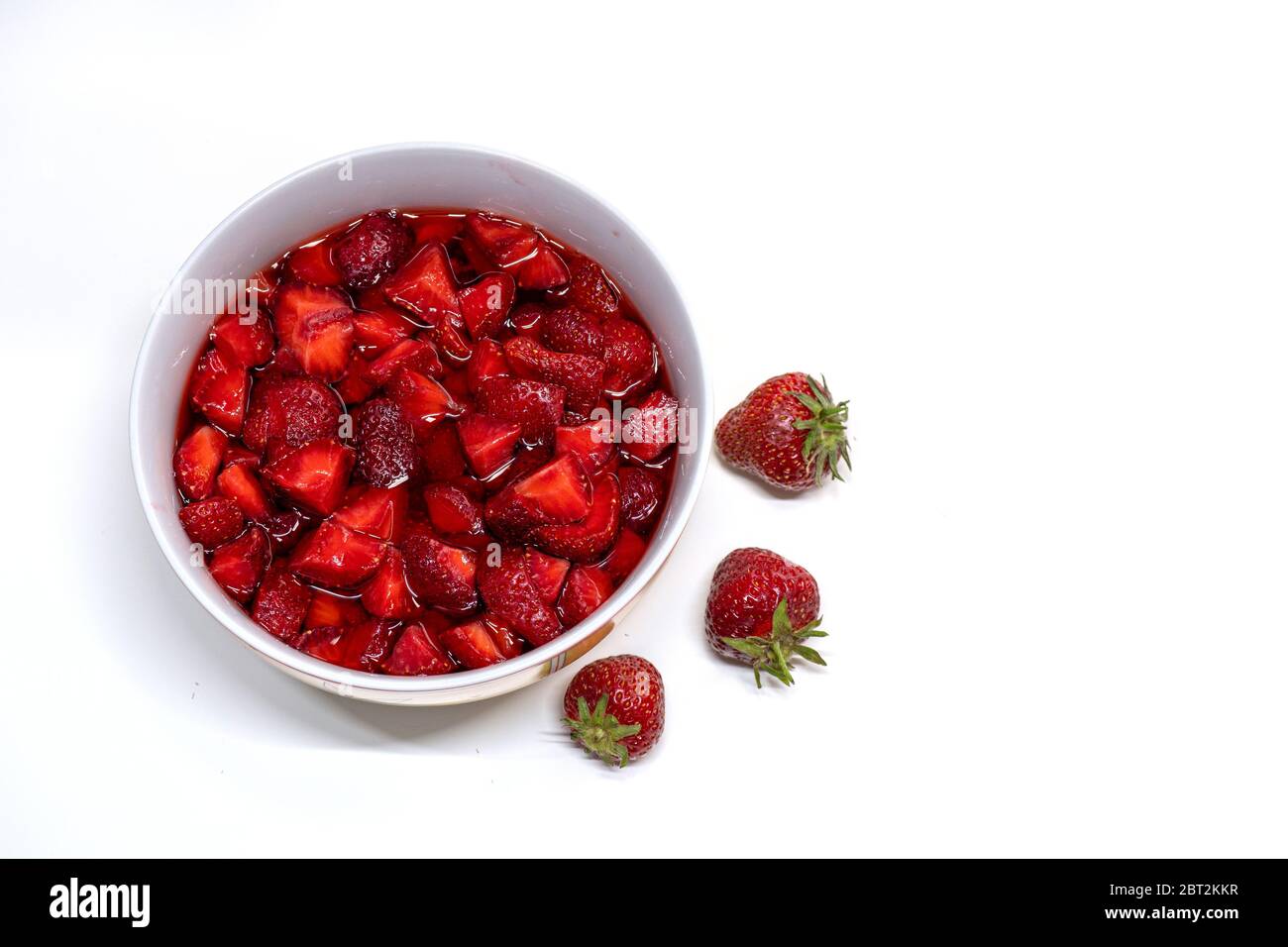 Erdbeeren in Stücken und gezuckert. Gartenerdbeere der Unterfamilie Rosoideae, Gattung Fragaria Stockfoto
