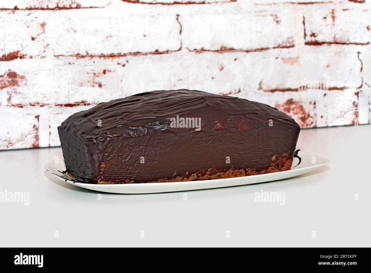 Schokoladenkuchen, Topfkuchen oder sogar Torte mit Schokoladensauce Stockfoto