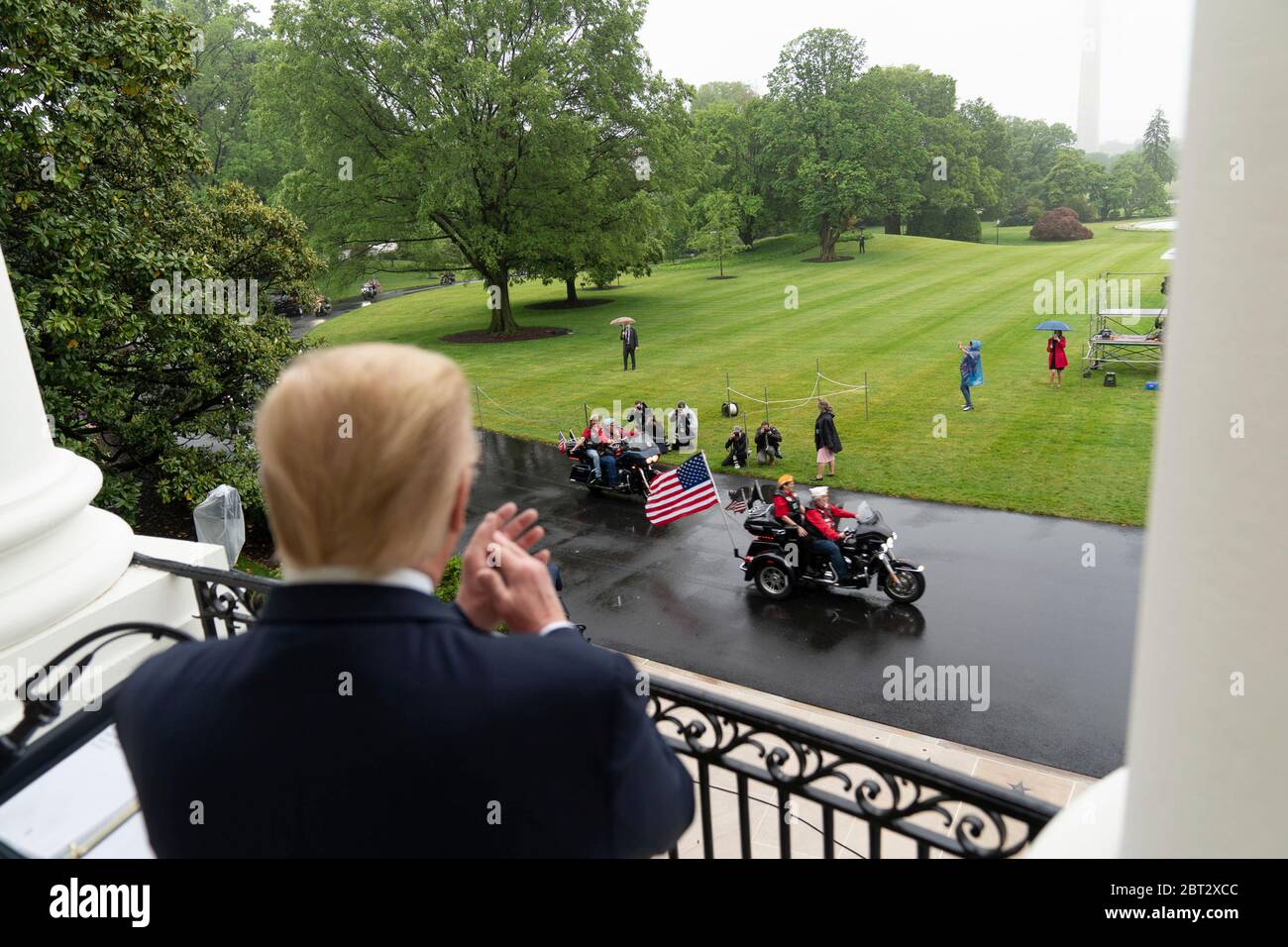 Washington, Vereinigte Staaten Von Amerika. Mai 2020. Washington, Vereinigte Staaten von Amerika. 22 Mai 2020. US-Präsident Donald Trump applaudiert Veteranen, die an der Rolling to Remember: Evening Our Nations Veterans and POW-MIA Motorradrallye teilnehmen, wenn sie den South Lawn des Weißen Hauses verlassen 22. Mai 2020 in Washington, DC die Veranstaltung ist Teil des Memorial Day Weekend. Kredit: Sealah Craighead/White House Foto/Alamy Live News Stockfoto