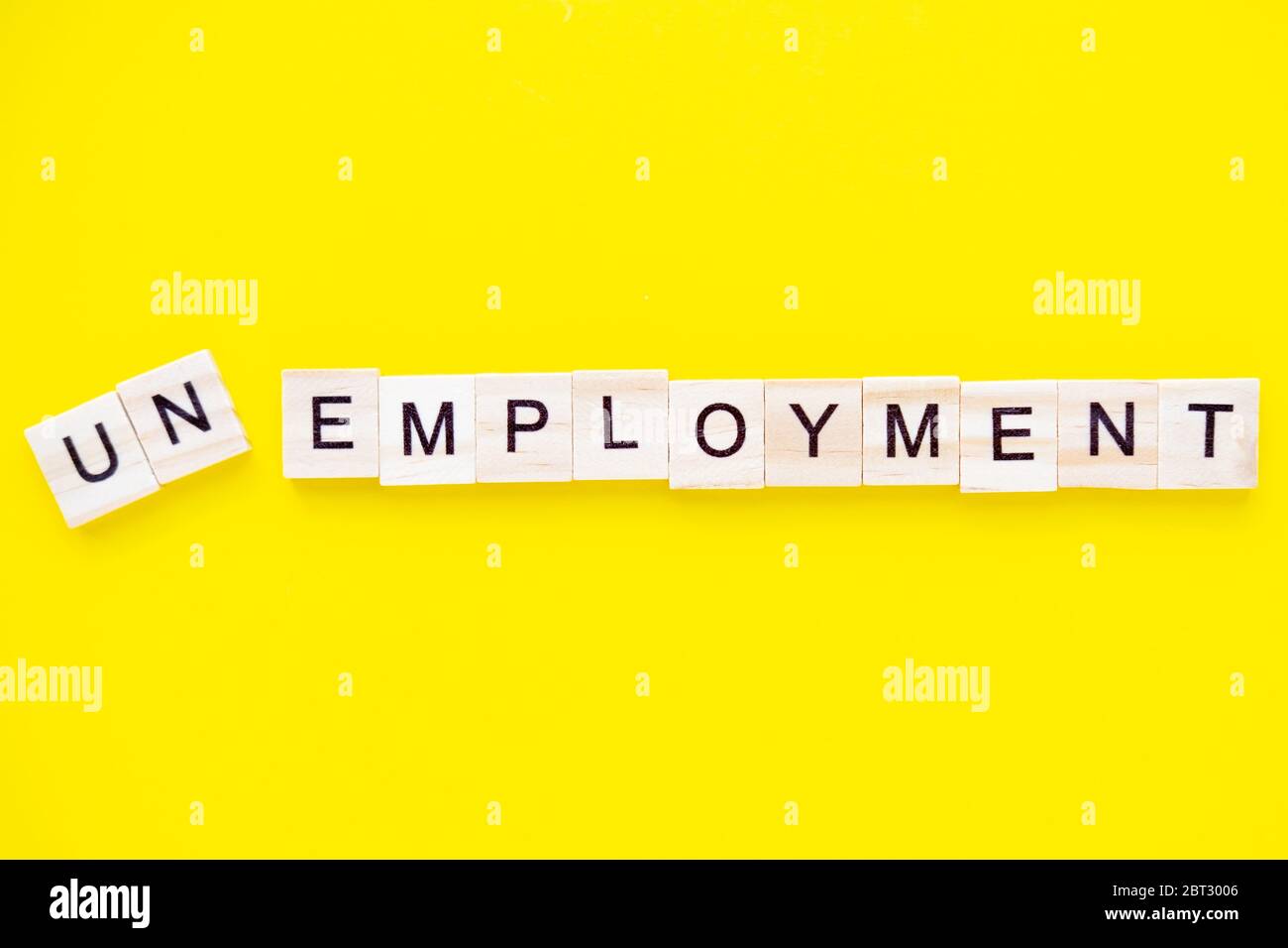 Wort Arbeitslosigkeit auf gelbem Hintergrund. Jobbörse. Human Resource Management und Rekrutierung und Einstellung Konzept Stockfoto
