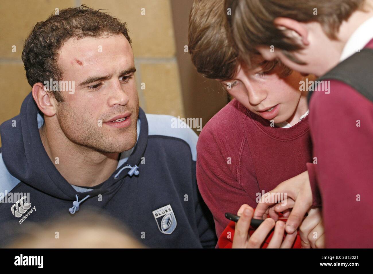 Cardiff Blues Rugby-Mannschaft, Brecon Christ College. Cardiff Blues und Wales International Jamie Roberts unterschreibt Autogramme, während eines Besuchs bei Christ Coll Stockfoto