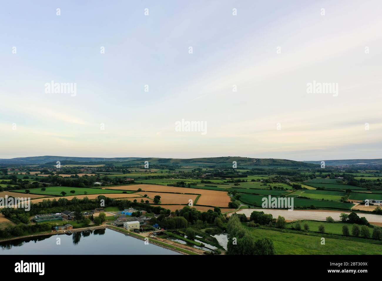 Schöne üppige bunte Landschaft Luftbild, mit Seenfeldern und Hügeln im Hintergrund Stockfoto