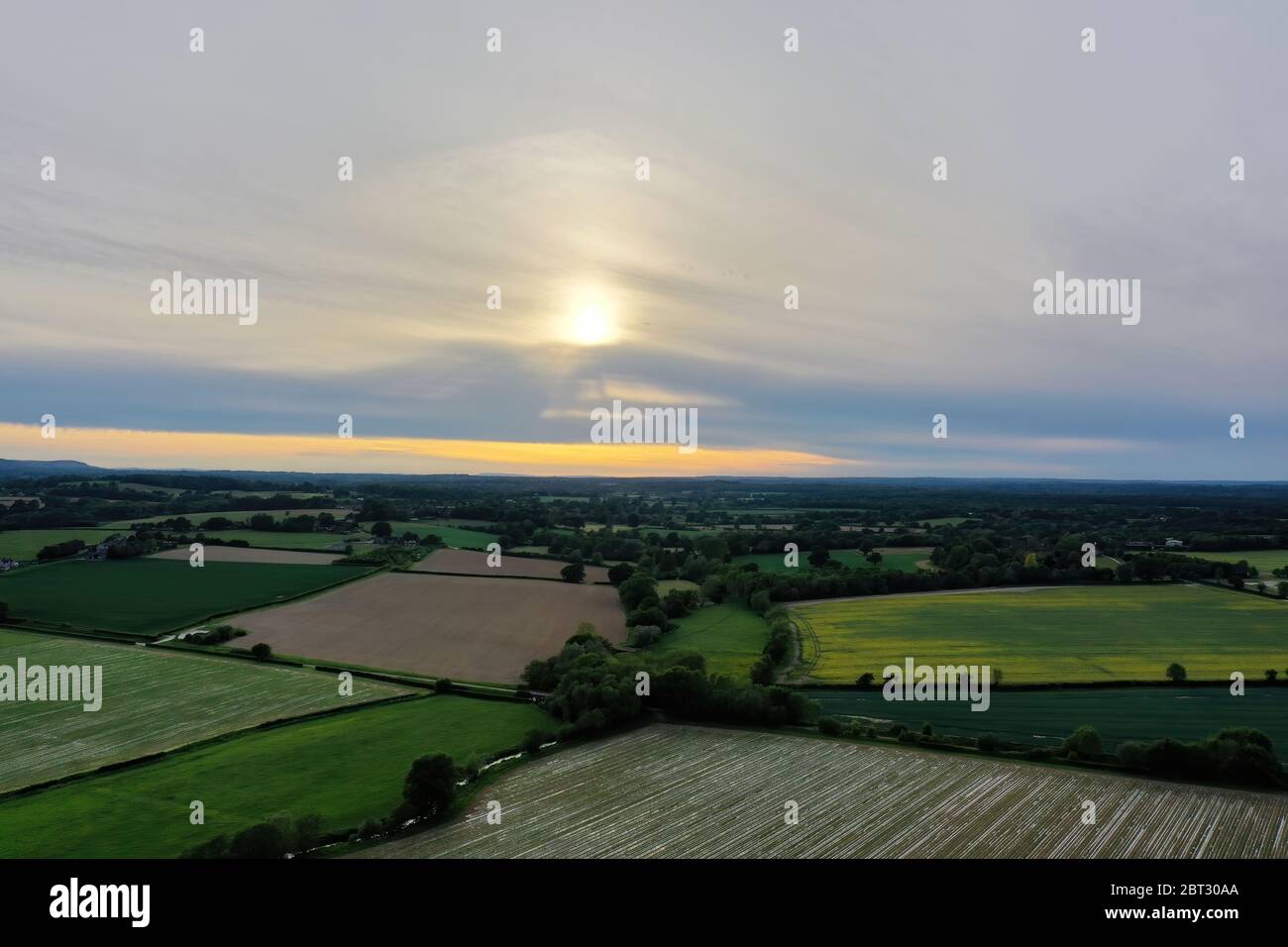 Schöne Luftaufnahme von Patchwork grünen englischen Landschaft bei Sonnenuntergang An einem Sommerabend Stockfoto