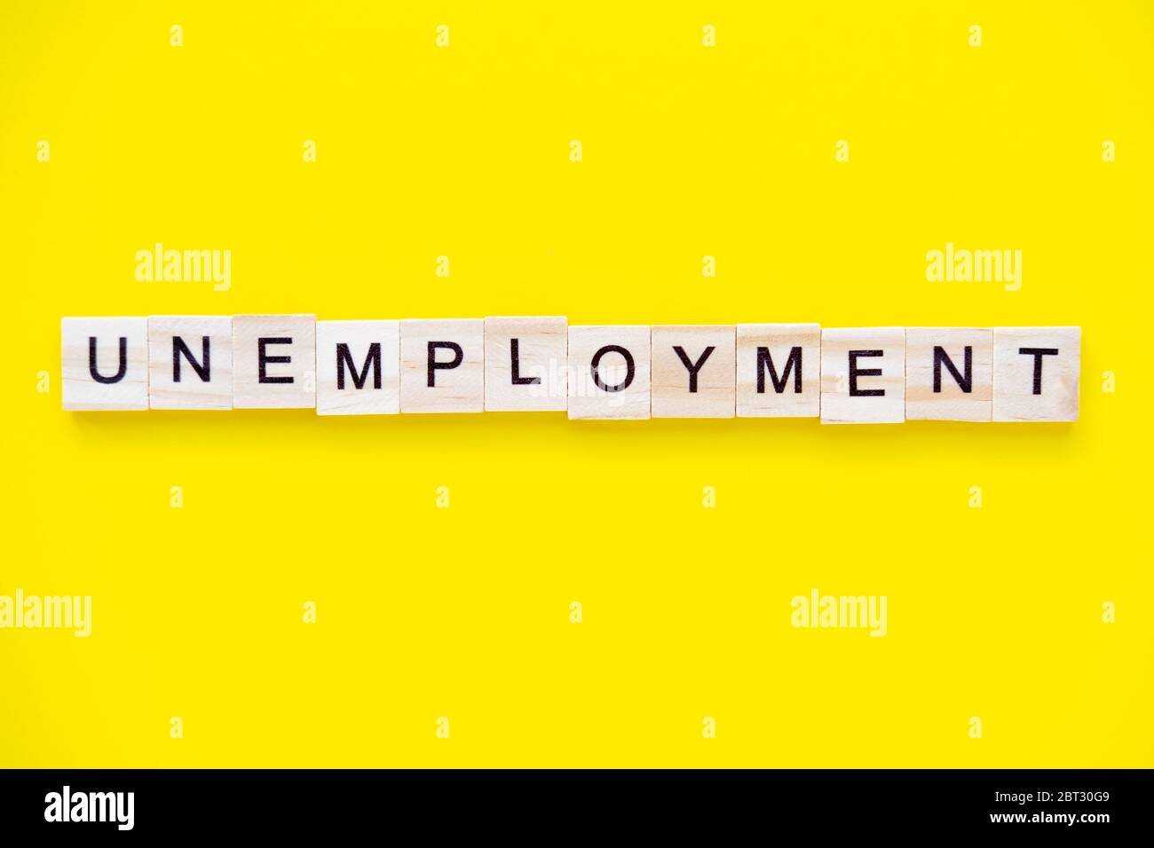 Wort Arbeitslosigkeit auf gelbem Hintergrund. Jobbörse. Human Resource Management und Rekrutierung und Einstellung Konzept Stockfoto