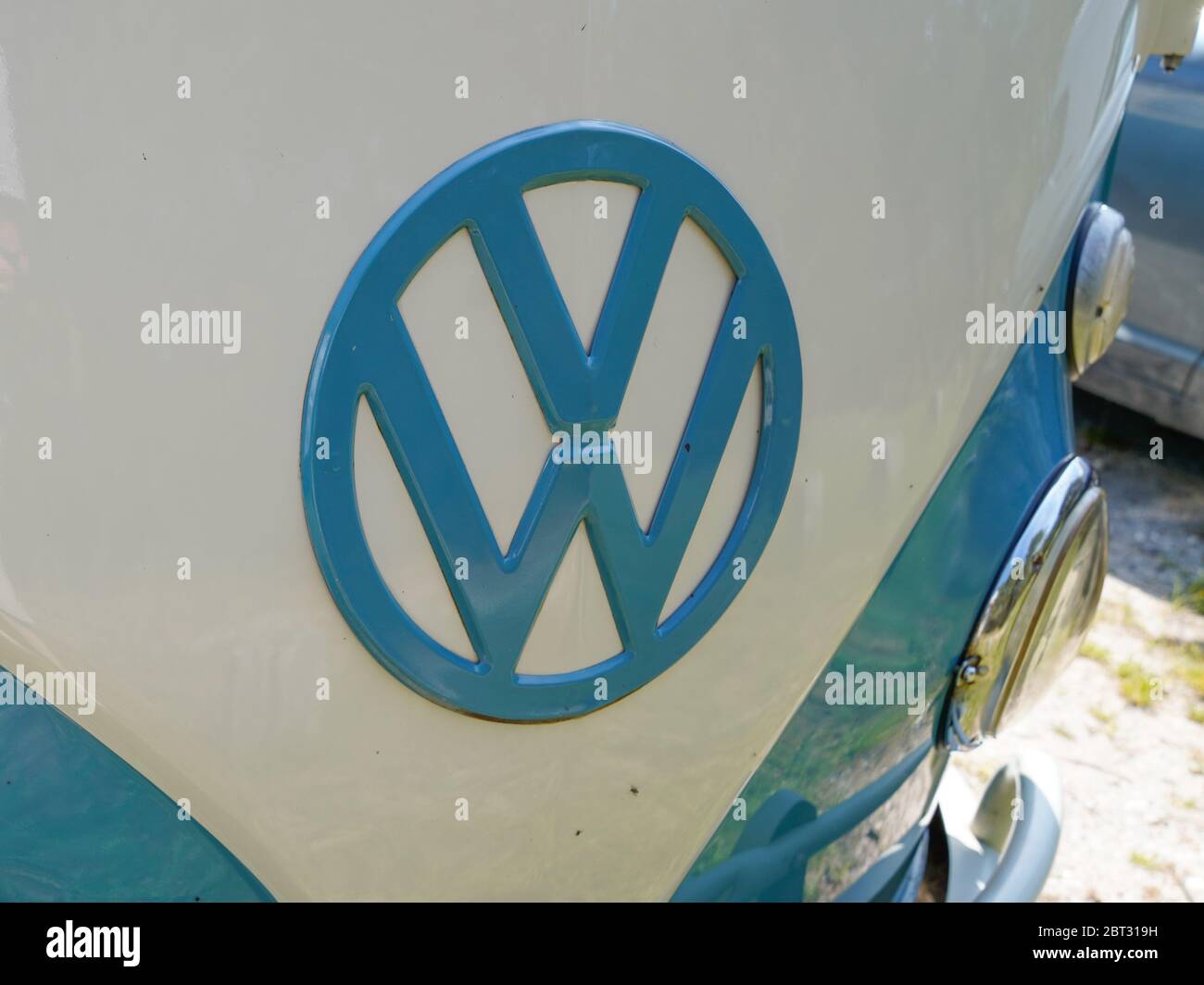 Bordeaux , Aquitaine / Frankreich - 05 05 2020 : Volkswagen Alte vw kombi vor Autobus Vintage Retro Klassiker Stockfoto