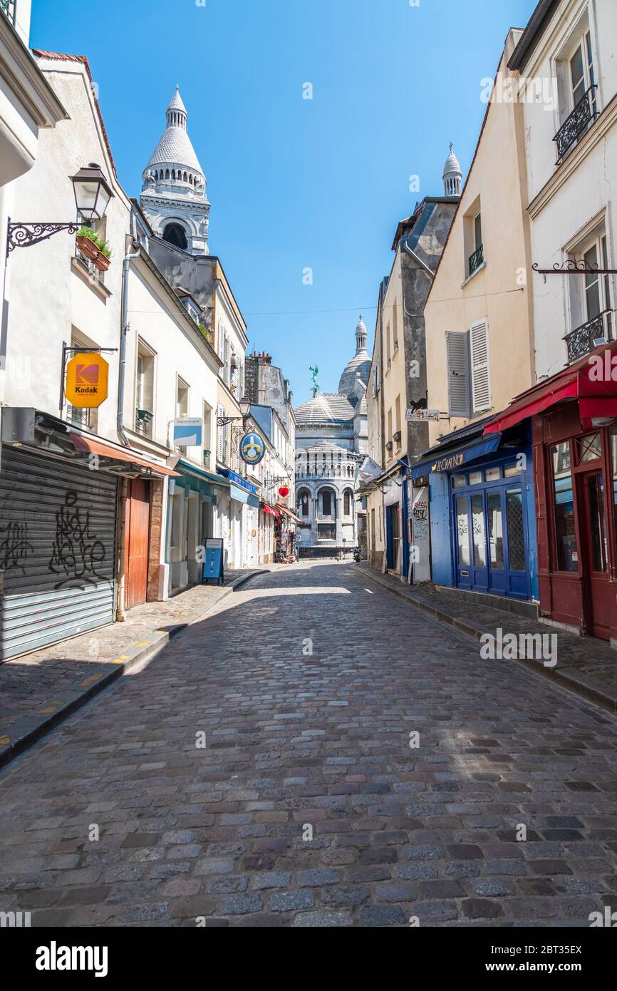 Leere Straße in Montmartre während der Coronavirus-Epidemie in Paris Stockfoto