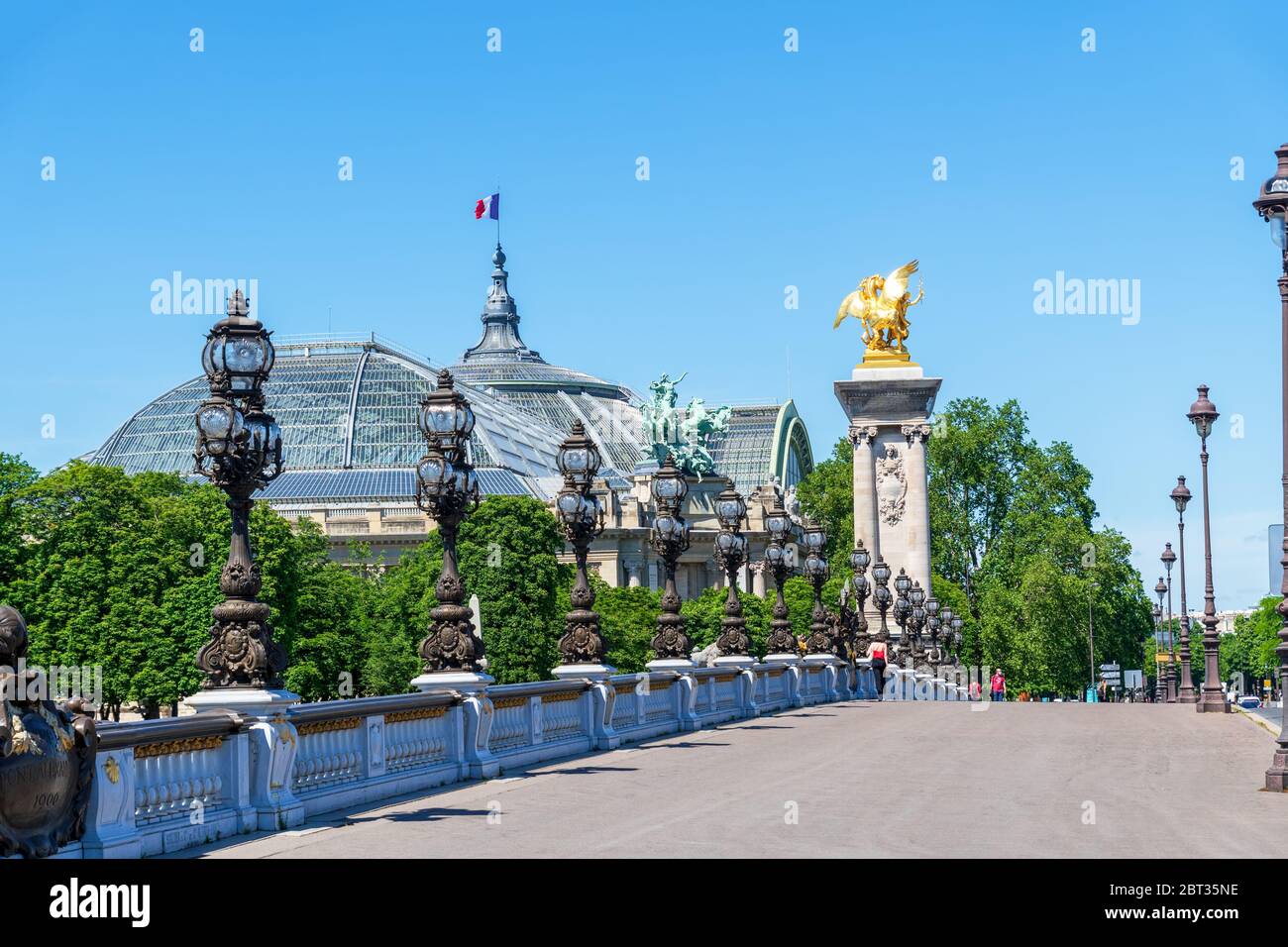 Menschen, die auf Pont Alexandre III mit Grand Palais im Hintergrund - Paris Stockfoto