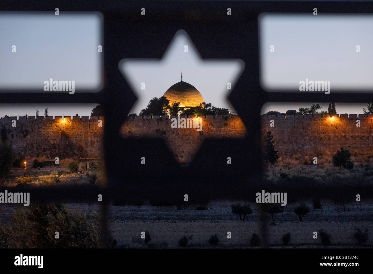 Blick auf den islamischen Schrein Felsendom über einen Zaun, der mit dem jüdischen Davidstern auf dem alten jüdischen Friedhofsberg der Oliven Ostjerusalem Israel perforiert wurde Stockfoto