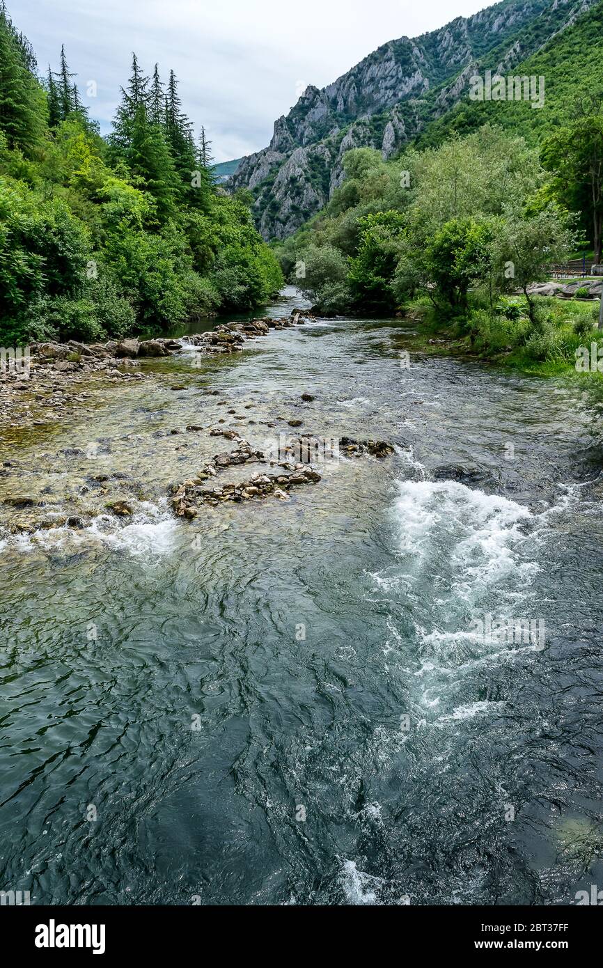 Treska Fluss im westlichen Teil von Nord-Mazedonien, ein rechter Nebenfluss zu Vardar und bekannt für Kajak-Wettbewerbe Stockfoto
