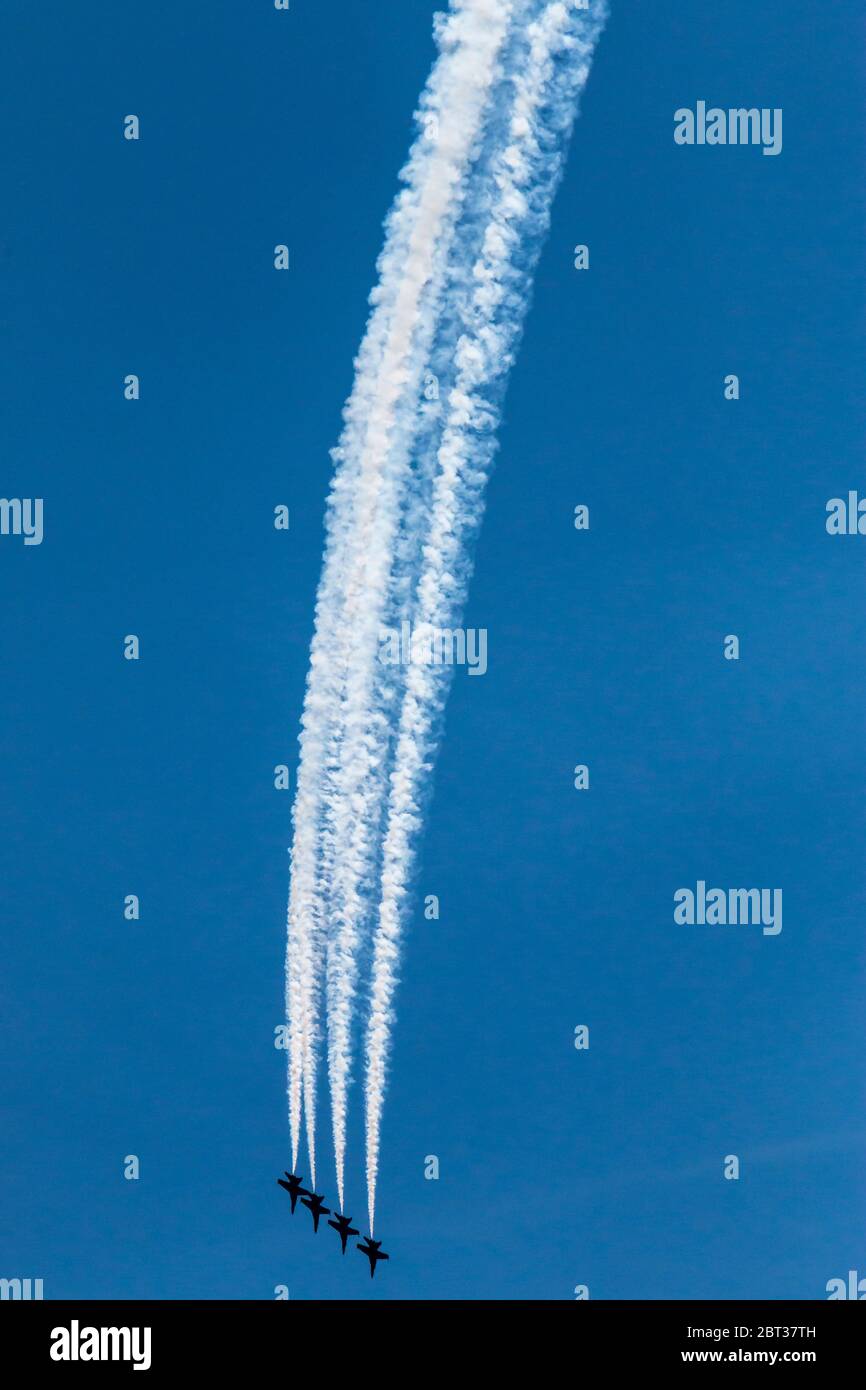 Die Blue Angels treten während der Seafair Air Show 2015 über Seattle auf. Das Team der Blue Angels ist die Flugdemonstrationsstaffel der United States Navy mit Fliegern der Navy und Marines. Es wurde 1946 gegründet und ist damit das zweitälteste formelle Kunstflugteam der Welt. Die sechs Demonstrationspiloten der Blue Angels fliegen die F/A-18 Hornet, typischerweise in mehr als 70 Ausstellungen an 34 Standorten in den Vereinigten Staaten jedes Jahr, wo sie noch viele der gleichen Praktiken und Techniken in ihren Luftbildschirmen im Jahr 1946 verwendet. Stockfoto