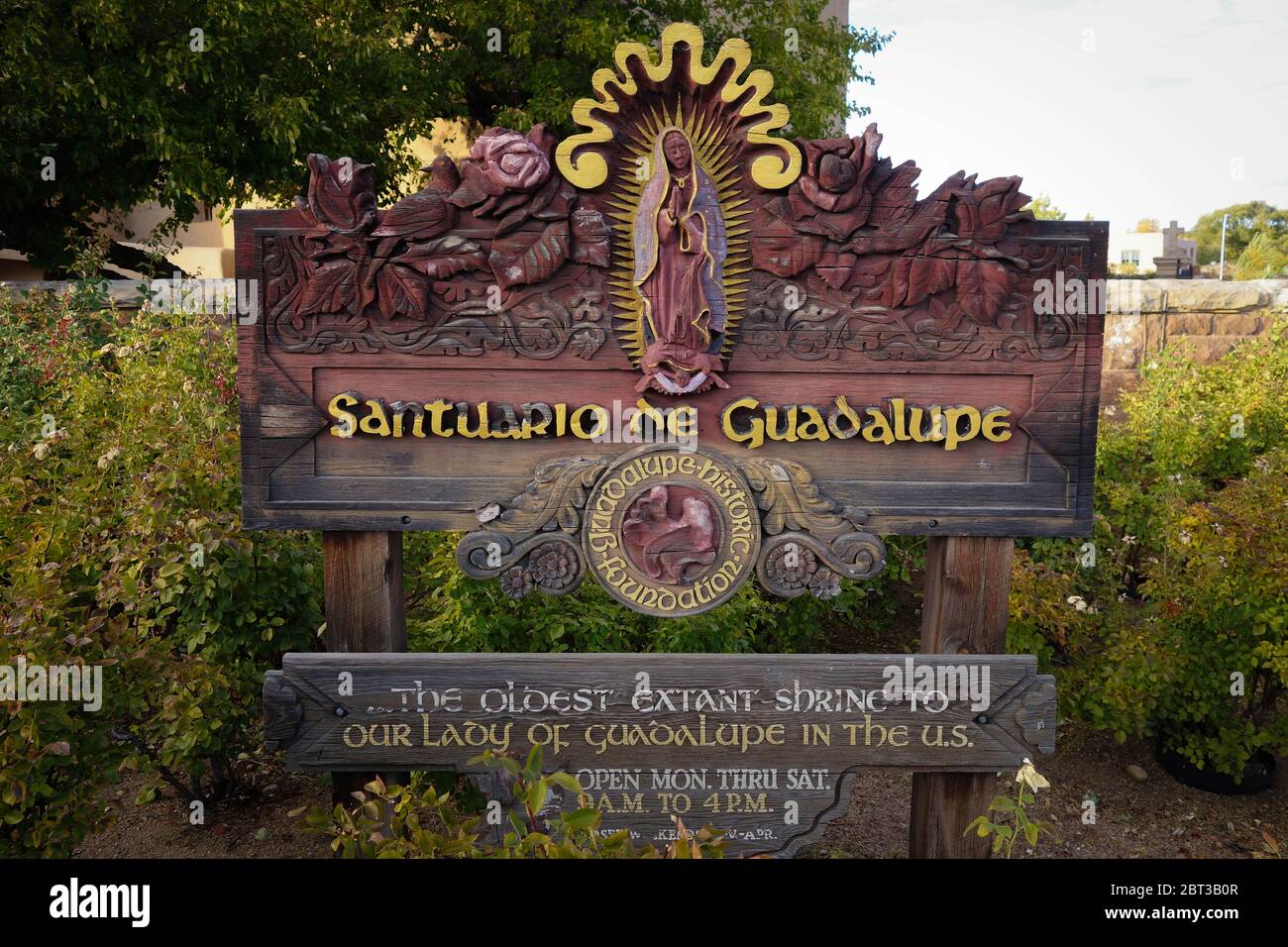 Schild am Santuario de Nuestra Señora de Guadalupe in Santa Fe, New Mexico Stockfoto