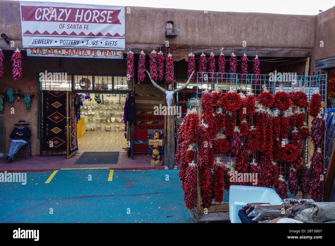 Rote Paprika hängen am Eingang zum Crazy Horse-Geschäft in Santa Fe, NM Stockfoto