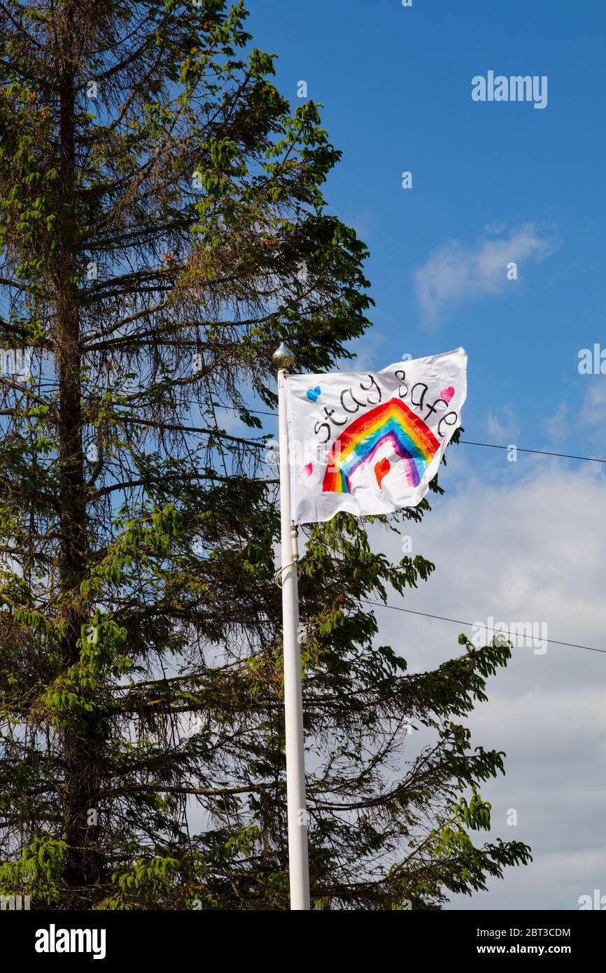 „Bleib sicher“-Flagge fliegen in Great Gonerby, Grantham, Lincolnshire, England. Während der Corona-Virus-Pandemie 19 im Jahr 2020 Stockfoto