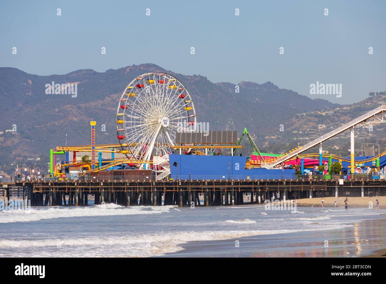 Santa Monica Pier und Strand, Los Angeles, Kalifornien, Vereinigte Staaten von Amerika. Stockfoto