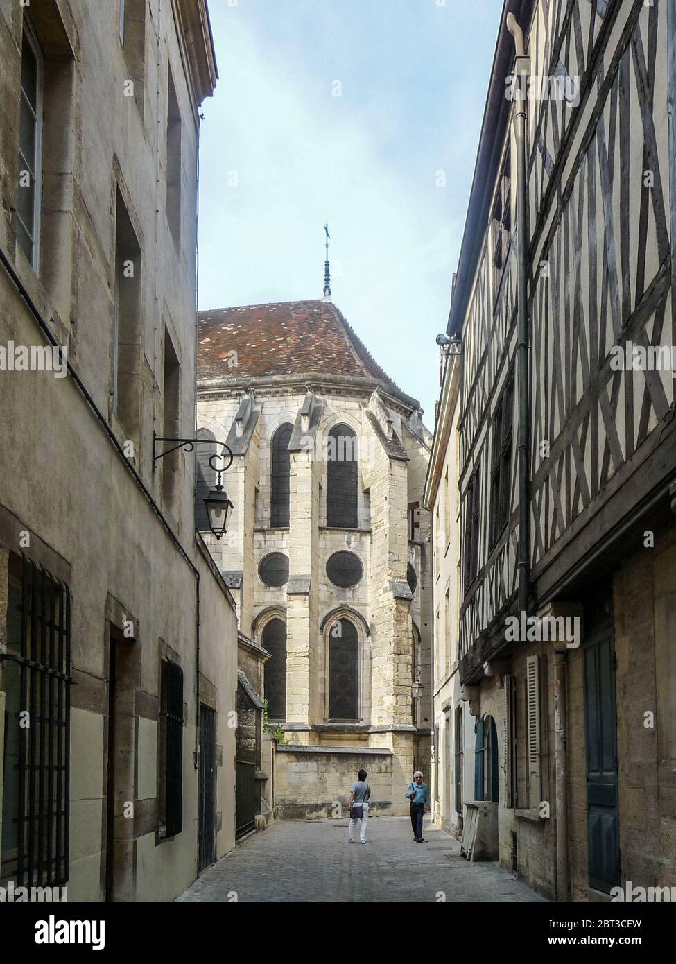 Touristen in der Rue du Rabot mit Blick auf das Äußere, Südkievet Erhebung der Église Notre-Dame Stockfoto