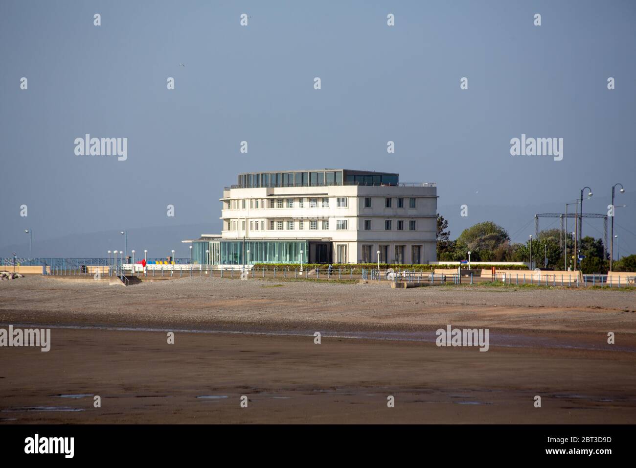 Morecambe Lancashire, Großbritannien. Mai 2020. Der Strand und die Promenade bleiben verlassen vor dem weltberühmten Midland Hotel, das wegen der Covid19-Beschränkungen geschlossen bleibt.Quelle: PN News/Alamy Live News Stockfoto