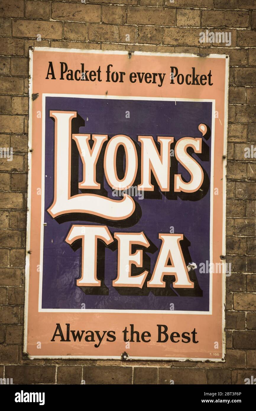 Isoliertes emailliertes Vintage-Schild, Schilder für British Lyon's Tea am Bahnhof des britischen Kulturerbes. Outdoor antike Vintage Werbung. Stockfoto