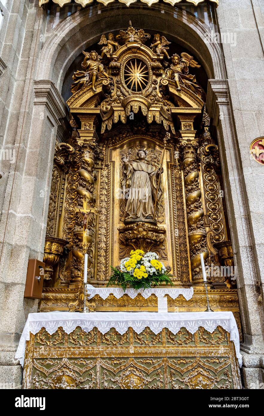 Ansicht des vergoldeten Altars des heiligen Bernhard in der Kirche des Klosters der Heiligen Maria, in Arouca, Aveiro, Portugal Stockfoto