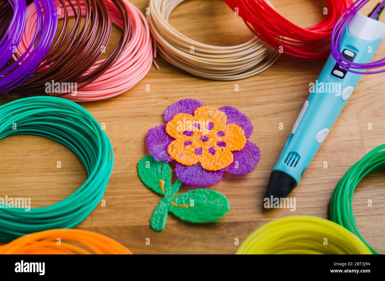 3d-Stift. Kit farbige ABS Kunststoff in Spulen für 3d-Stift und Drucker. 3d  Figuren mit eigenen Händen. Handgefertigt. MINT-Ausbildung. Ideen für  Kreativität. Neu Stockfotografie - Alamy