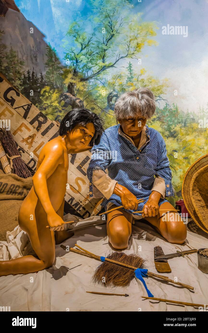 Diorama porträtiert Miwok Leben an einem Sommertag in den 1880er Jahren, als Tradtionen mit neuen europäisch-amerikanischen Einflüssen auf Gehäuse und Lebensmittel verschmilzt Stockfoto