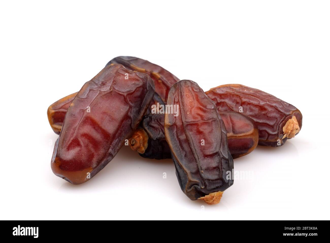 Bio und frische Datteln auf weißem Hintergrund isoliert Stockfoto