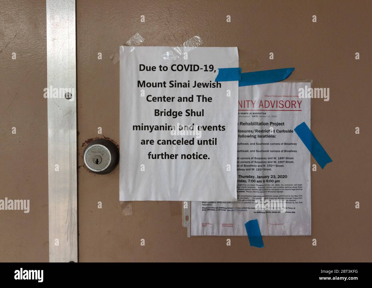 schild vor dem Mount Sinai Jewish Center und Bridge Shul in Northern Manhattan sagen, es ist geschlossen wegen der Coronavirus oder Covid-19 Pandemie Stockfoto