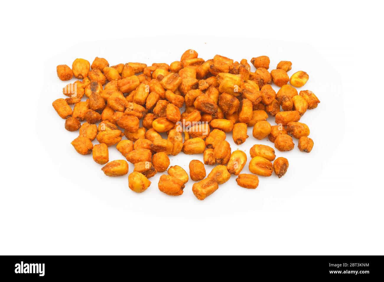 Bio gesalzener gerösteter Mais auf weißem Hintergrund isoliert Stockfoto