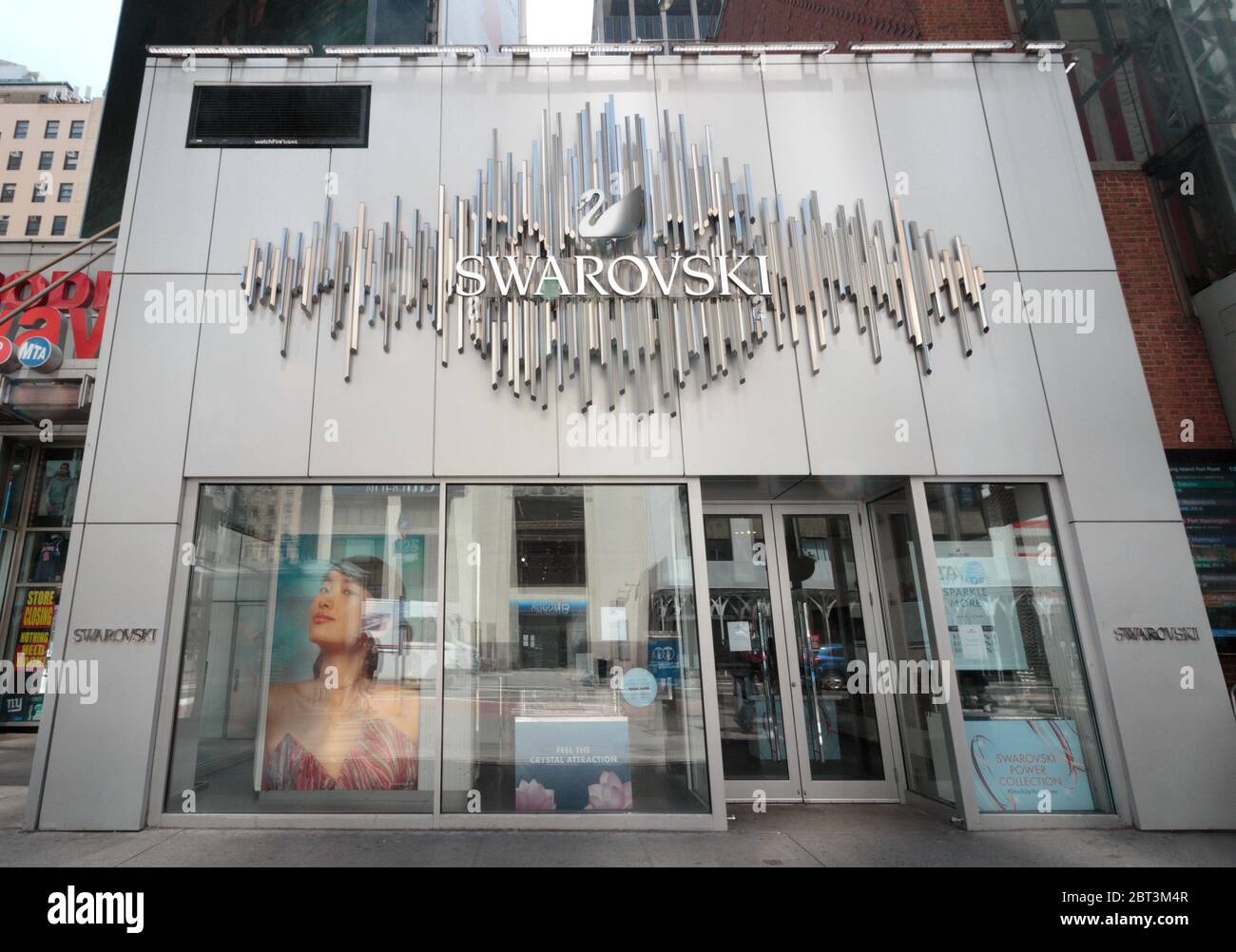 Swarovski-Geschäft außerhalb der Penn Station in Manhattan. Swarovski ist ein österreichischer Hersteller von Glas- und Kristallornamenten, Schmuck und dekorativen Objekten Stockfoto