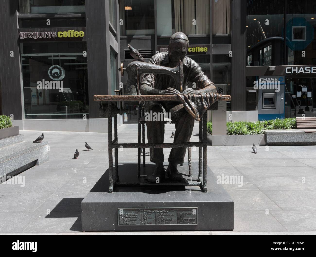 Die berühmte Statue "The Garment Worker" in Midtown Manhattan erinnert an die jüdischen Bekleidungsarbeiter aus dem frühen 20. Jahrhundert in New York. Stockfoto