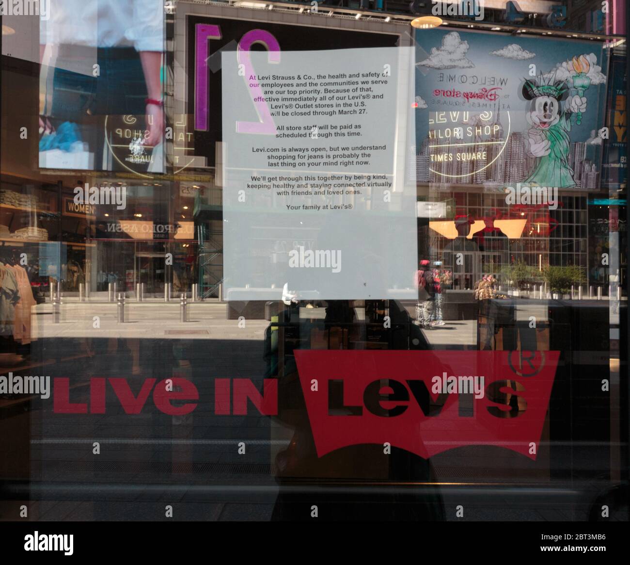 melden Sie sich in einem Levi's-Laden am Times Square an, der besagt, dass es wegen des Coronavirus oder der Covid-19-Pandemie geschlossen ist und sie zahlen ihre Mitarbeiter dafür Stockfoto