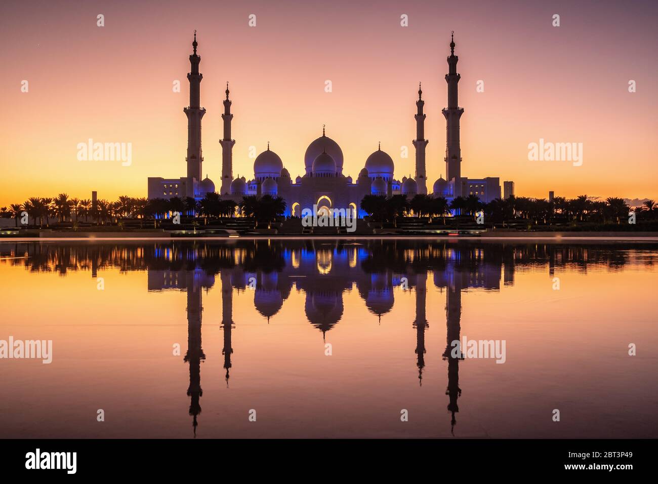 Große Moschee in der Dämmerung in Abu Dhabi, VAE Stockfoto