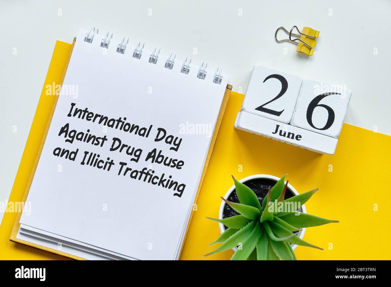 Internationaler Tag gegen Drogenmissbrauch und illegalen Handel 26 26. juni Kalendermonat Konzept auf Holzblöcken. Nahaufnahme. Stockfoto