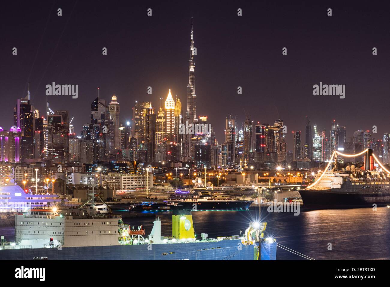 Die Skyline von Dubai bei Nacht Stockfoto
