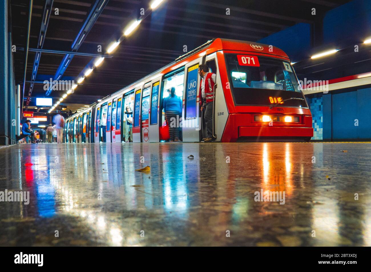 SANTIAGO, CHILE - JANUAR 2015: Ein Santiago Metro Zug an der Station Santa Lucia der Linie 1 Stockfoto