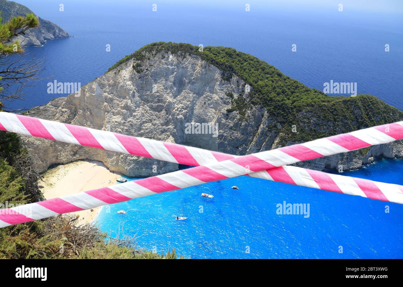 Rot und weiß Barriere Band über exotischen schönen Strand Hintergrund. Urlaubskonzept, verzögerte Reisen, keine Sommerpläne mehr und Isolation zu Hause aufgrund COVID-19 Corona-Virus Pandemie Ausbruch. Stockfoto