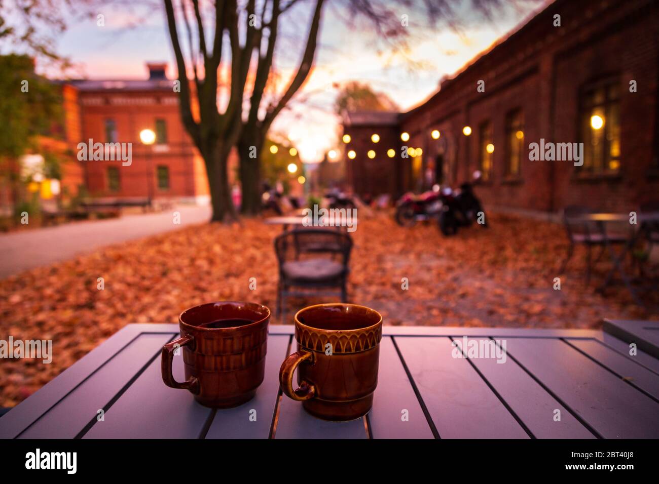 Lodz, Polen: Eine Tasse heißes Getränk auf dem Tisch im historischen Zentrum von Ksiezy Mlyn am Herbstabend Stockfoto